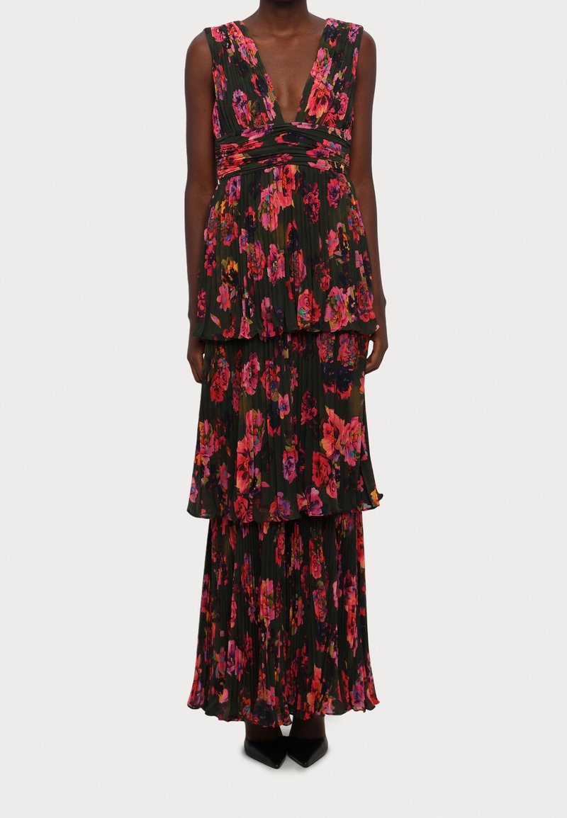 Robe maxi noire sans manches avec un décolleté en V profond et une jupe à volants, ornée d'un imprimé floral rose vif et rouge.
