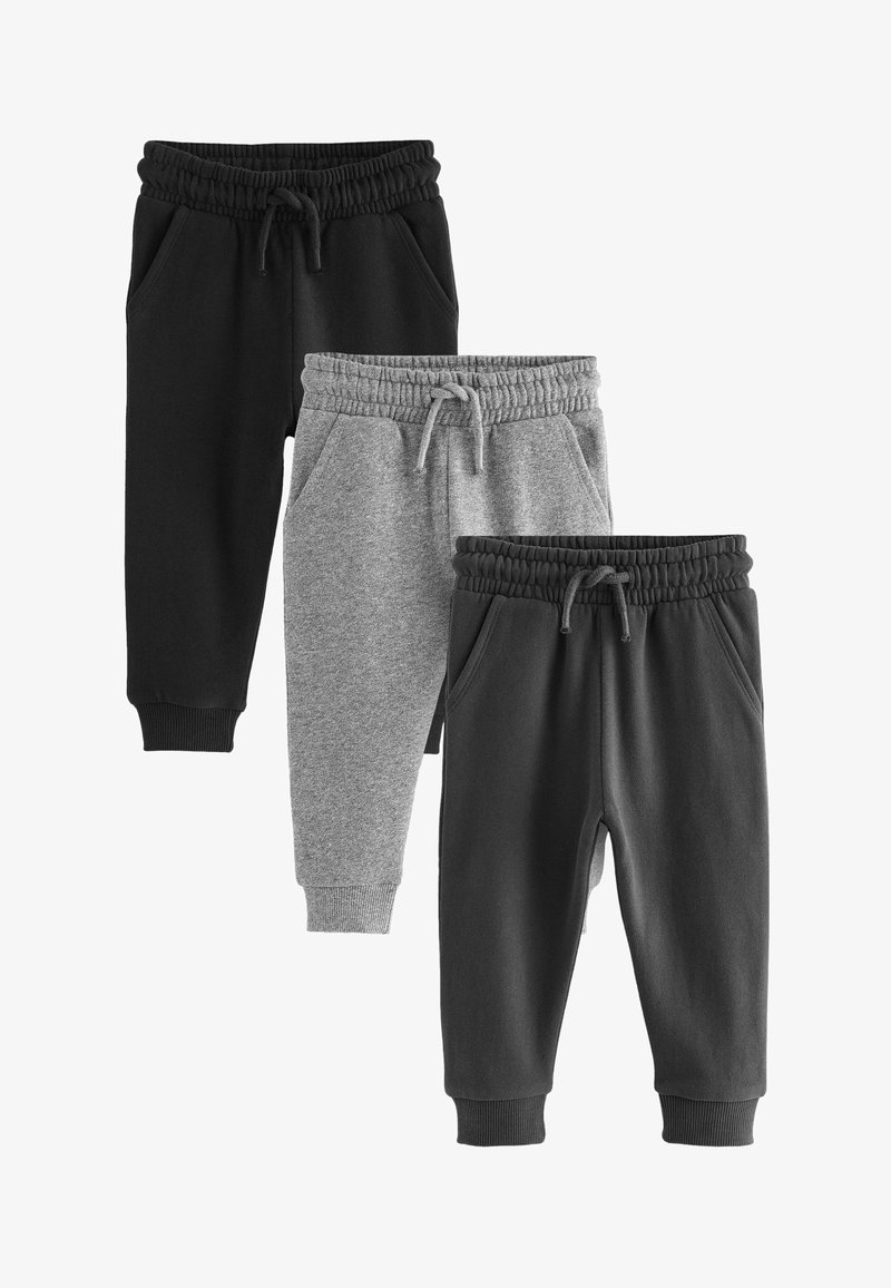 Drie paren trainingsbroeken: zwart, heathergrijs en donkergrijs. Elk heeft een elastische tailleband, een trekkoord en zijzakken.