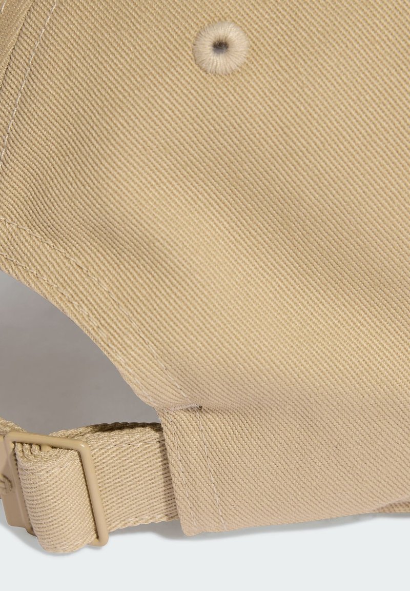 Beige Baumwollmütze mit strukturierter Oberfläche, ausgestattet mit einem Knopf oben und einem verstellbaren Riemen hinten zur Größenanpassung.