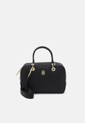 Bolso de cuero negro con textura, doble asa superior, correa de hombro desmontable, herrajes en tono dorado y un pequeño logo en relieve en la parte frontal.