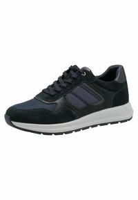 Herren-Sneaker mit einem Obermaterial aus dunkelblauem Wildleder, Mesh-Einsätzen und einer gepolsterten weißen Zwischensohle. Klassisches Schnürdesign mit flachen Schnürsenkeln.