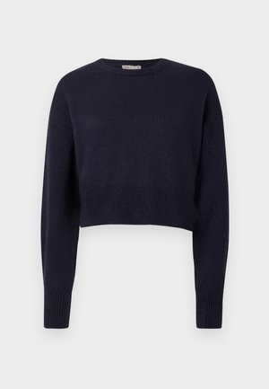 Jersey corto de color azul marino con mangas largas, textura acanalada en las mangas y el dobladillo inferior, y un cuello redondo.