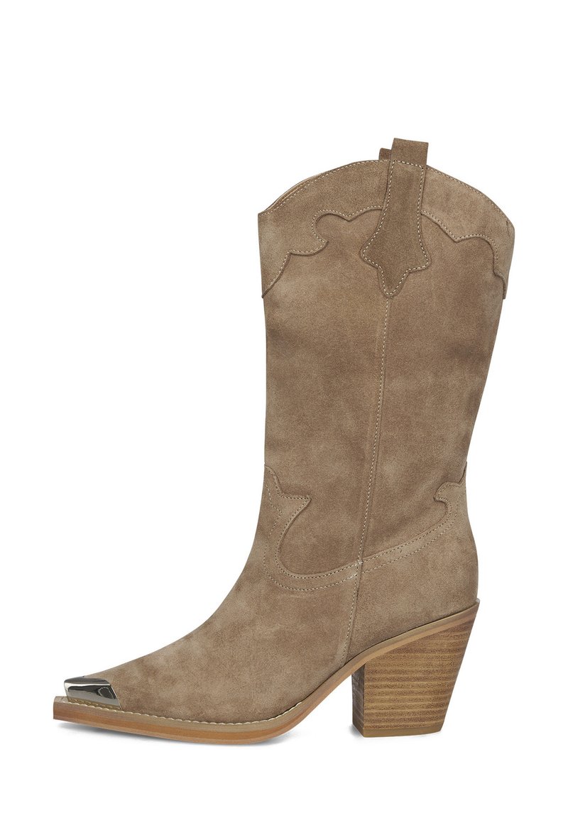 Botas de cowboy de suede marrón con costuras decorativas, puntera puntiaguda y punta metálica. Cuentan con un tacón apilado y una abertura en ángulo.