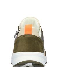 Zapatillas de ante verde oliva con suela blanca, detalles en crema, un tirador naranja en la parte trasera y un cierre de cremallera en el lateral.