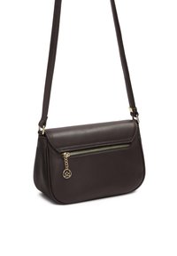 Borsa a tracolla in pelle sintetica marrone con tasca frontale con zip, accessori in oro, tracolla regolabile e forma arrotondata.