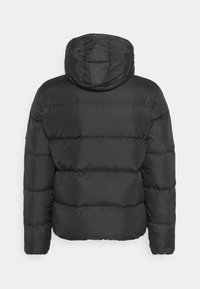 Svart pufferjacka med huva, med ett kviltat mönster och fluffiga sektioner. Slät textur, normal passform och enfärgad baksida.