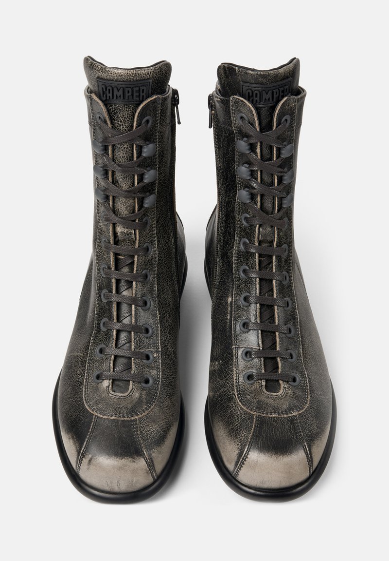 Schwarze Leder-Stiefeletten mit strukturierter Oberfläche, ausgestattet mit Schnürsenkeln an der Vorderseite, einem Reißverschluss und einem runden Zehenbereich.