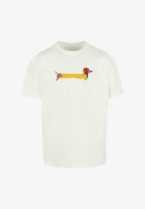 T-shirt bianco in cotone con una stampa al centro di un dachshund cartone animato in una forma gialla, con un cappello rosso e una sciarpa verde.