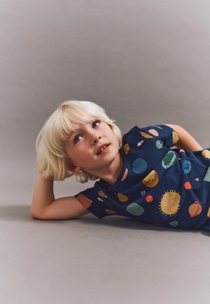 APIA PRINTED SHORTSLEEVE UNISEX - T-shirt imprimé - universe/classic navy