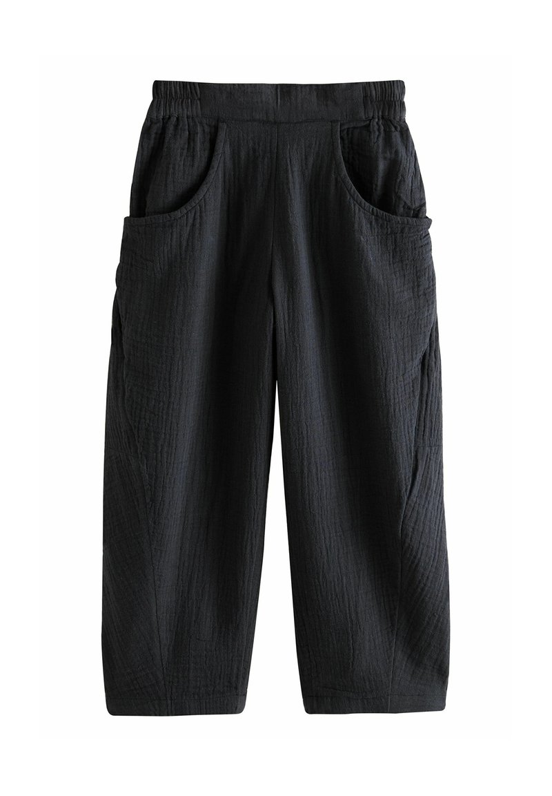 Pantaloni neri a gamba larga, con tessuto strutturato, vita elasticizzata e due tasche laterali. Presentano un design a gamba ampia e una silhouette semplice.