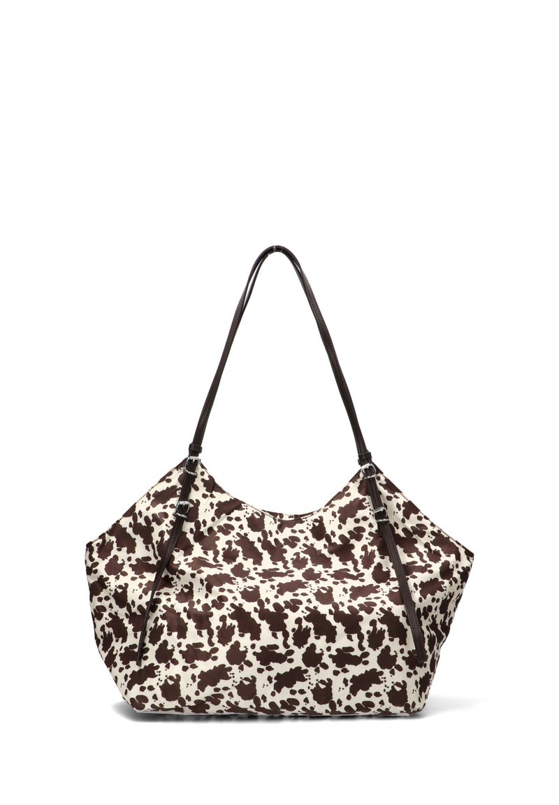 Bolso grande tipo tote con un diseño de estampado de vaca en marrón y crema, fabricado con tela suave, con dos asas marrones y una forma relajada.