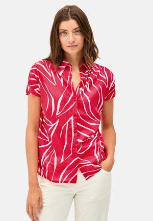 Rode shirt met korte mouwen met een bladerenpatroon in het wit, met knopen en een kraag. De stof lijkt licht en soepel.
