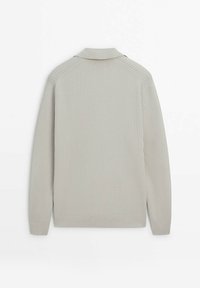 Pull en maille côtelée gris clair avec un col, des manches raglan et des fentes latérales sur l'ourlet. Texture douce avec une coupe ajustée.