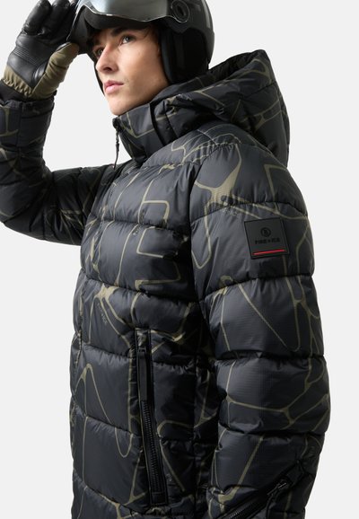 Schwarze Puffjacke mit einem geometrischen olivgrünen Muster, ausgestattet mit einem hohen Kragen, Reißverschlusstaschen und einem Logo auf dem Ärmel.