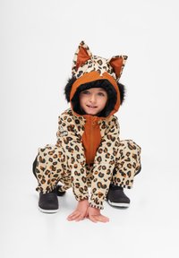 Snowsuit med leopardmönster i beige med orange detaljer, svart fuskpäls på huven och stora öron; har elastiska muddar och dragkedja fram.