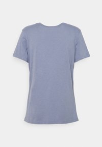 Kortärmad t-shirt i ljusblått, tillverkad av jersey tyg. Har rund halsringning och en rak nederkant. Slät textur med en avslappnad passform.