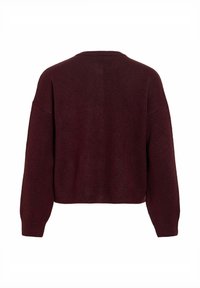 Weinroter Strickpullover mit kurzem Schnitt, überschnittenen Schultern und Rippenstruktur am Ausschnitt und an den Bündchen. Weiche Textur mit entspanntem Sitz.