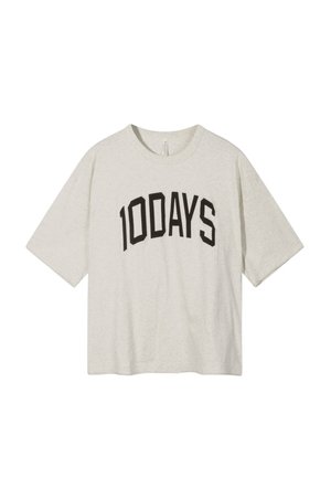 T-shirt de color gris claro, de corte oversize y mangas cortas, que presenta una atrevida impresión en negro con la palabra "100DAYS" en el frente. Textura suave.
