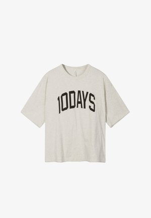 T-shirt de color gris claro, de corte oversize y mangas cortas, que presenta una atrevida impresión en negro con la palabra "100DAYS" en el frente. Textura suave.