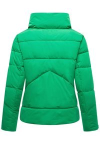Giacca a vento verde con colletto alto, cuciture orizzontali e vita aderente. Texture liscia e lucida con una cucitura centrale a forma di V sul retro.