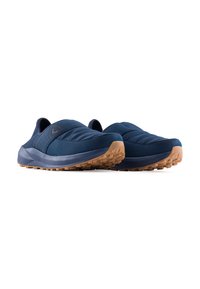 Scarpe slip-on navy con tomaia testurizzata e imbottita e suola in gomma a trama con motivo per la trazione. Gli accenti includono un patch con il logo.