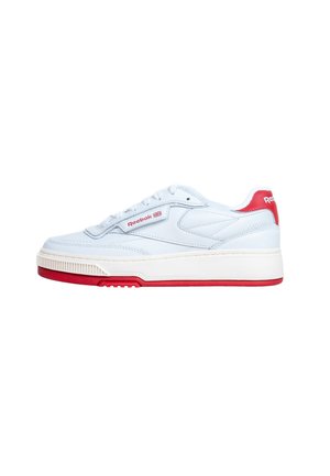 Sneaker Reebok basse bianco e rosso con lacci e suola ammortizzata, vista dal lato esterno.