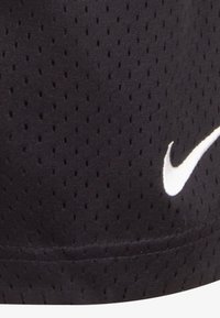 Tricou sport negru cu textură din plasă, cu mici găuri rotunde. Un logo alb Nike swoosh este amplasat aproape de marginea inferioară.
