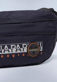 Borsa a cintura di tessuto blu navy con un logo bianco e arancione ben visibile, dettaglio a patch circolare e cuciture texturate lungo il bordo.