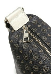 Borsa in pelle nera texture con motivo logo dorato, zip argentata e pattina in pelle beige chiaro. Presenta una forma rettangolare e hardware lucido.