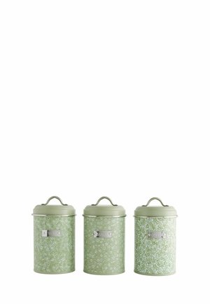Drei grüne Metallbehälter mit Blumenmuster und Deckeln, beschriftet mit Tee, Zucker und Kaffee, auf weißem Hintergrund.