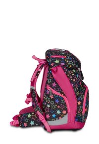 Zaino nero con motivo colorato di stelle, dettagli fucsia, molteplici scomparti, tasca laterale a rete e spallacci regolabili e imbottiti.