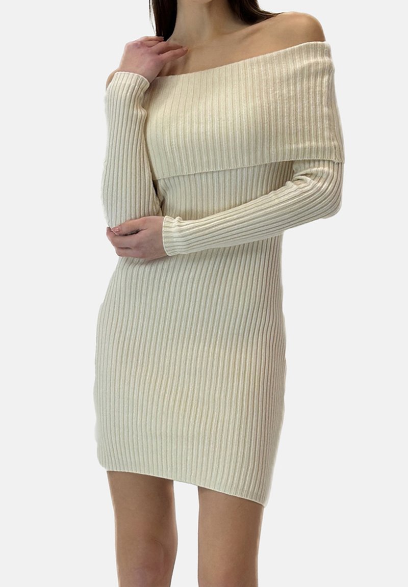 Vestido de canalé con escote de hombros descubiertos en color blanco roto. Mangas largas, corte ajustado y tela texturizada con sutiles líneas verticales.