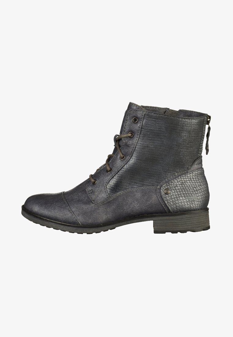 Bottine noire avec dessus texturé, fermeture à lacets à l'avant, fermeture éclair latérale et panneau contrasté imitation reptile. Talon plat et bout arrondi.