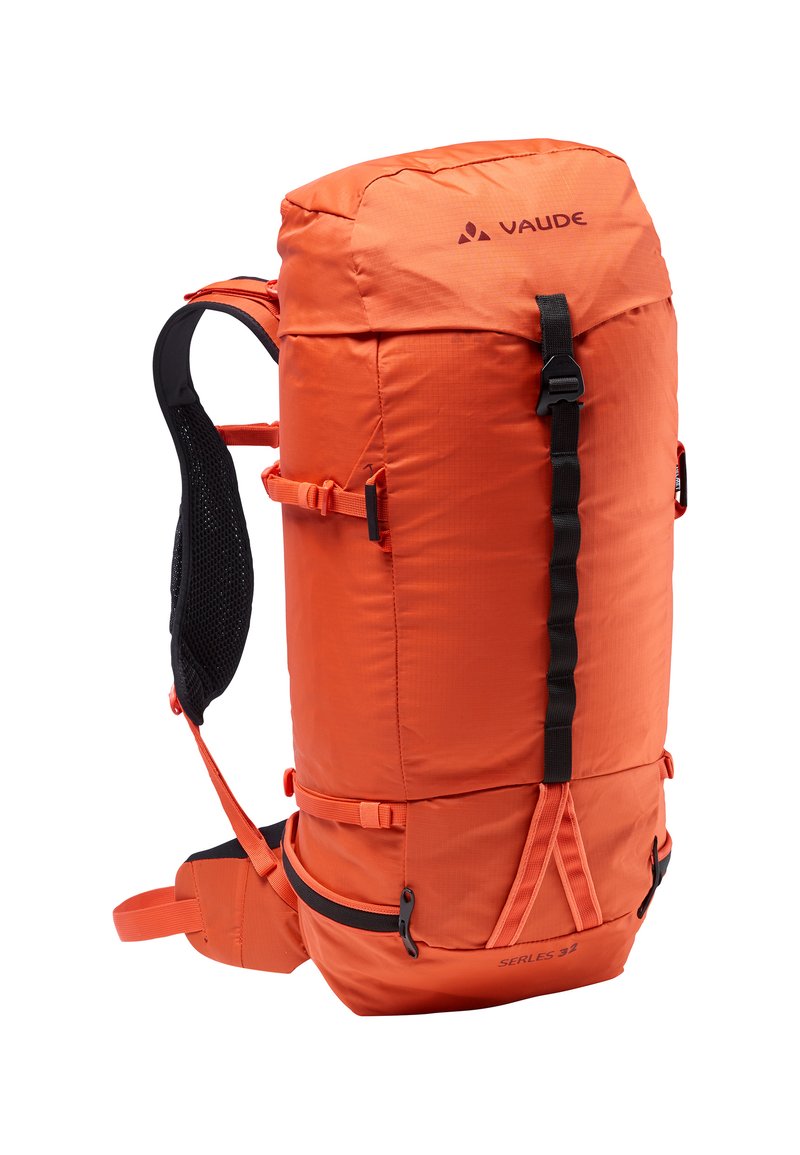 Pomarańczowy plecak o cylindrycznym kształcie, wykonany z trwałego materiału. Posiada regulowane paski, siatkowe wypełnienie oraz górne zapięcie na sznurek.