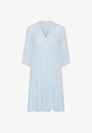 Lyseblå knælange kjole med hvidt blomsterprint, V-hals, flæsekant og trekvartærmer.