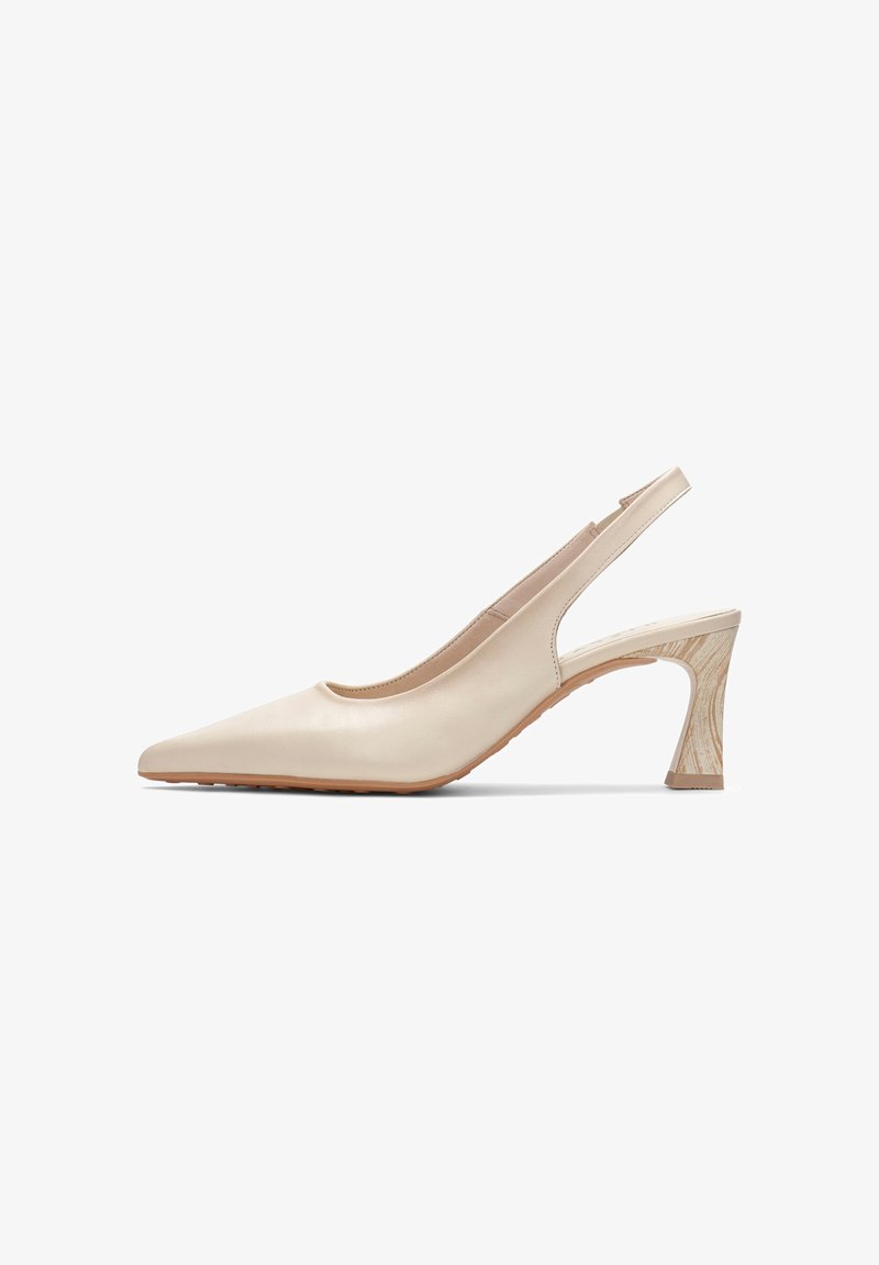 Scarpa slingback beige con punta a punta, tacco blocco curvo in legno di altezza media e tomaia in pelle liscia.