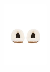 Hvite pelsforede slippers med åben hæl, rund tå og en flad tan sål, der fremviser en blød tekstur og et minimalistisk design.