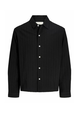 Camisa de botones negra con textura de rayas, cuello sencillo y botones blancos en la parte delantera. Manga larga con detalle en los puños.