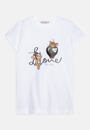 Camiseta blanca para niños con ratones de dibujos animados, uno de ellos sostiene un globo negro en forma de corazón que dice "you" y la palabra "Love" en letra cursiva.