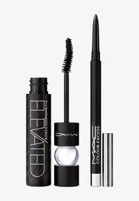 Tubo di mascara nero con un design rigato etichettato "Elevated" accanto a una matita eyeliner nera e un tappo argentato. Entrambi presentano un marchio facilmente leggibile.