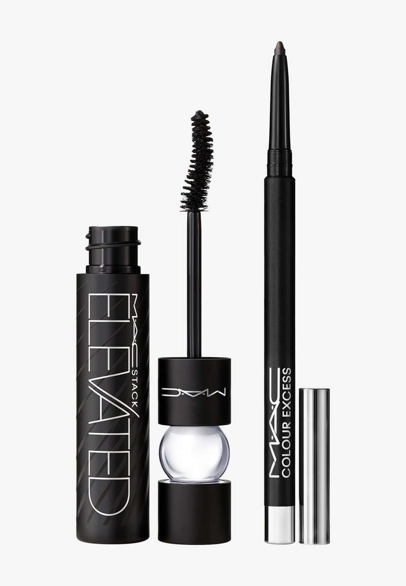 Tubo di mascara nero con un design rigato etichettato "Elevated" accanto a una matita eyeliner nera e un tappo argentato. Entrambi presentano un marchio facilmente leggibile.