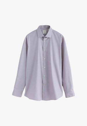 Chemise à manches longues de couleur violet clair, en tissu lisse. Elle possède un col classique et cinq boutons blancs le long d'une patte droite.