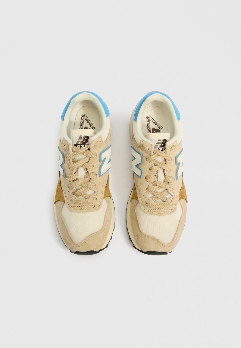 Beige- und cremefarbene Sneakers mit hellblauen Akzenten, aus Wildleder und Mesh-Materialien, runder Zehenpartie und strukturierten Gummisohlen. Verfügt über ein klassisches Schnürdesign.