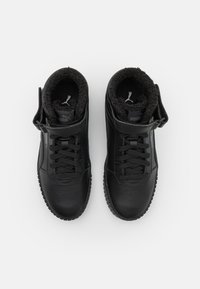 Czarne wysokie sneakersy wykonane ze skóry i tkaniny, wyposażone w sznurowadła, pasek na rzep oraz teksturowaną gumową podeszwę z perforacjami.