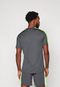 Nike Performance TOP  - Spordi T-särk - anthracite/volt