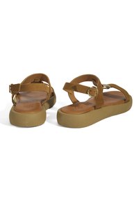 Bruine suède sandalen met een breed bandontwerp, gespsluiting en een dikke beige rubberen zool; platte voetbed met een ingebosselde merklogo.