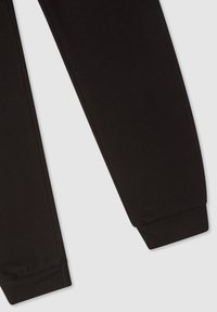 Czarne dresowe spodnie wykonane z miękkiego, elastycznego materiału z prążkowanymi ściągaczami. Posiadają prosty design i prosty krój nogawki. Brak widocznych wzorów lub akcentów.