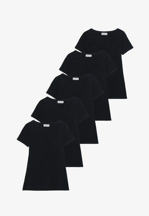 Vijf zwarte T-shirts met korte mouwen en een ronde hals, gemaakt van zachte stof, met een eenvoudig ontwerp en zonder zichtbare patronen of accenten.