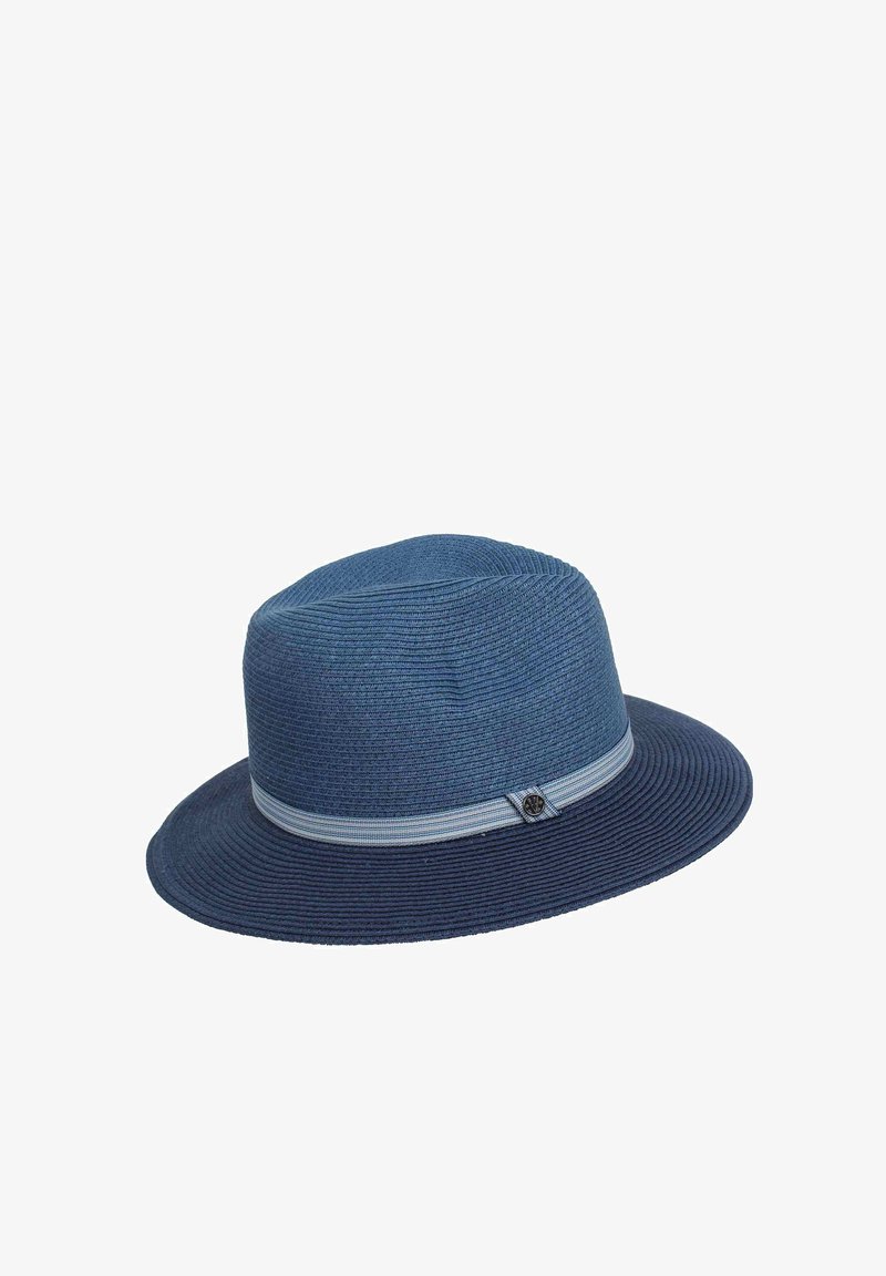Blå halmhatt med bred skärm, med ett ljusare blått randigt band och en dekorativ logotypdetalj på sidan. Texturerad yta.