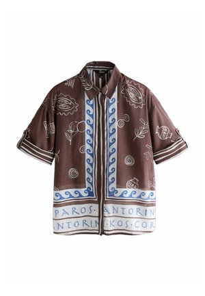 Brązowa koszula na krótki rękaw z guzikami, z niebiesko-białą lamówką, białymi abstrakcyjnymi wzorami oraz nazwami greckich wysp nadrukowanymi wzdłuż dolnego brzegu.